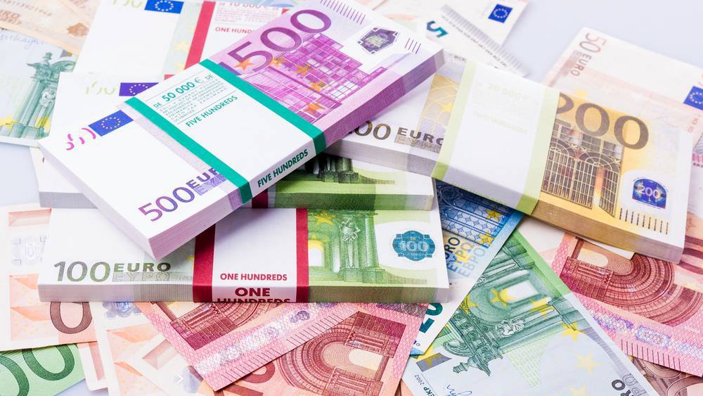 EUR/USD :  falls to fresh four-month lows as the dollar leads